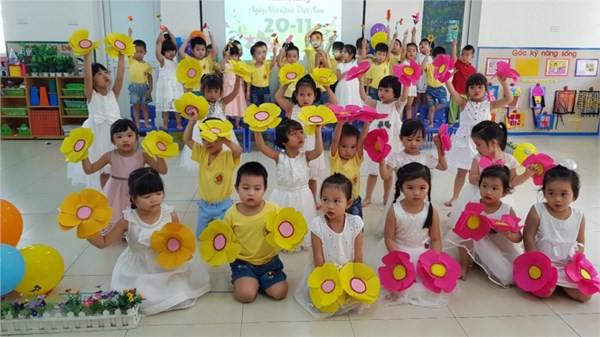 Các bạn nhỏ lớp MGN B1 chào mừng ngày nhà giáo Việt Nam 20-11